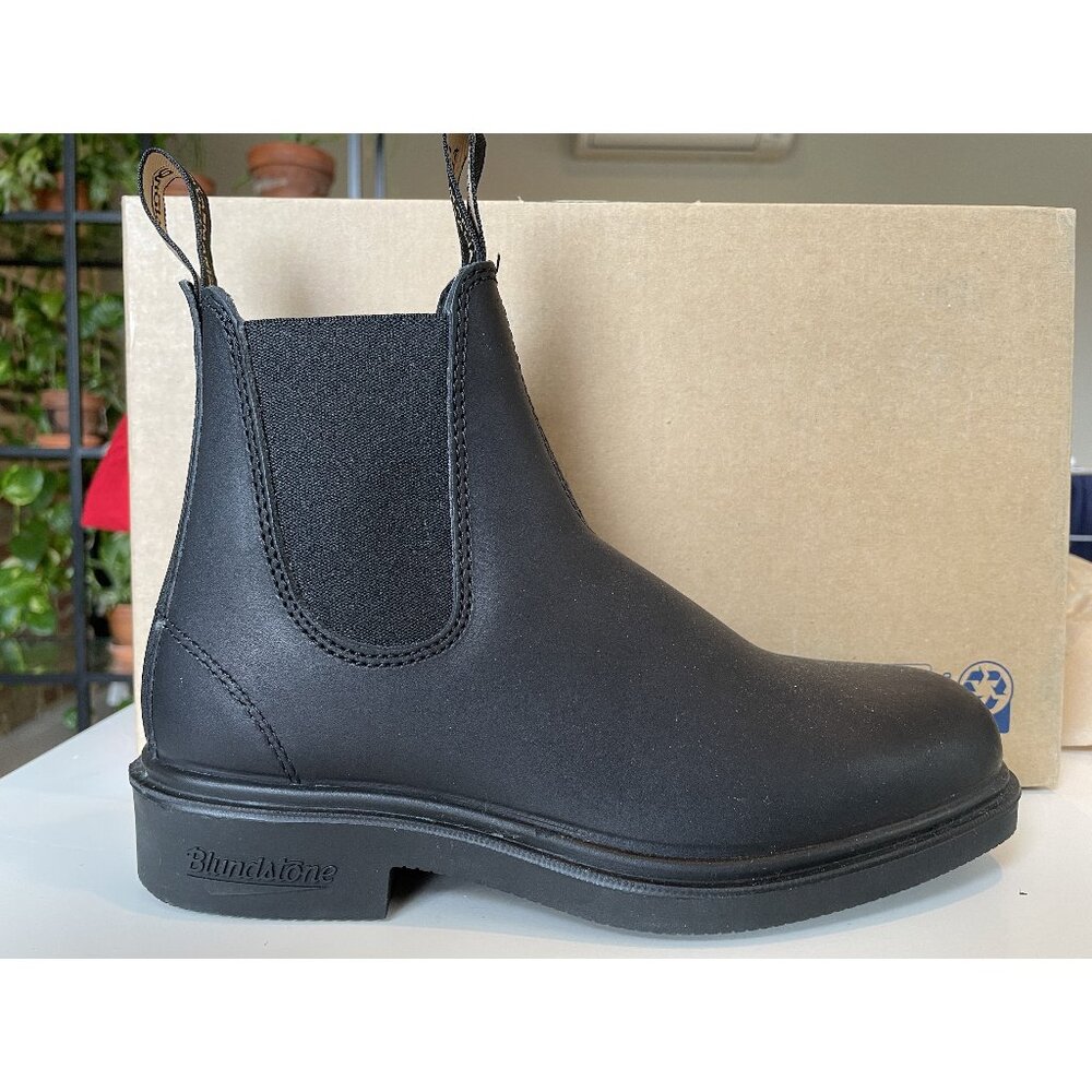 Blundstone 063 chisel toe chelsea boots, size 7.5 women/5.5 men, new in box